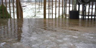 冬天的雨落在私人住宅的甲板上