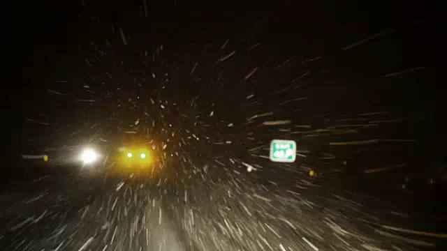 高速公路上的暴风雪