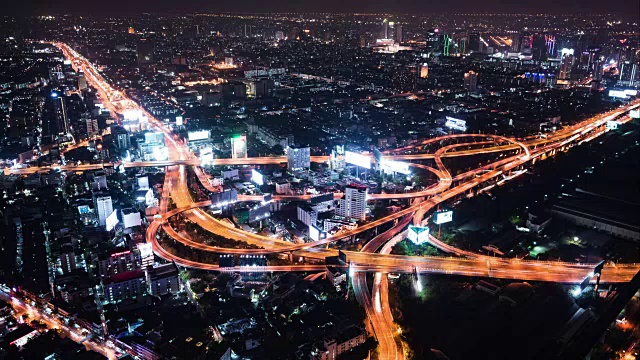 T/L WS道路交叉口夜间鸟瞰图