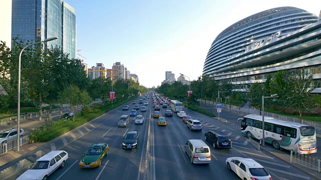 北京城市街道上繁忙的交通和现代建筑，时间间隔为4k