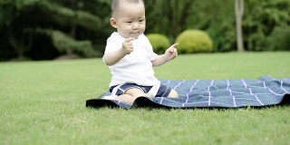 可爱的婴儿在草地上玩耍