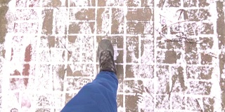 慢镜头:POV脚走在雪地上
