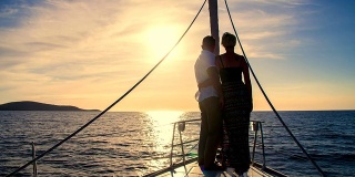 WS夫妇从船头欣赏风景