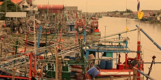 工业码头上的渔船