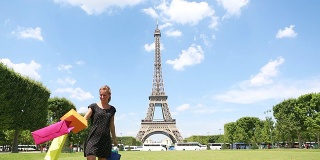 巴黎一个拎着购物袋的女人