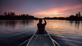 划独木舟在日落时分视频素材模板下载