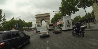 时光流逝的汽车在巴黎市中心行驶