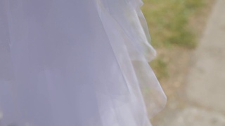 优雅的婚纱悬挂在花枝上视频素材模板下载