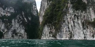 泰国，湖上的岩石