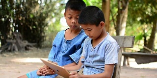 两个小男孩在用平板电脑