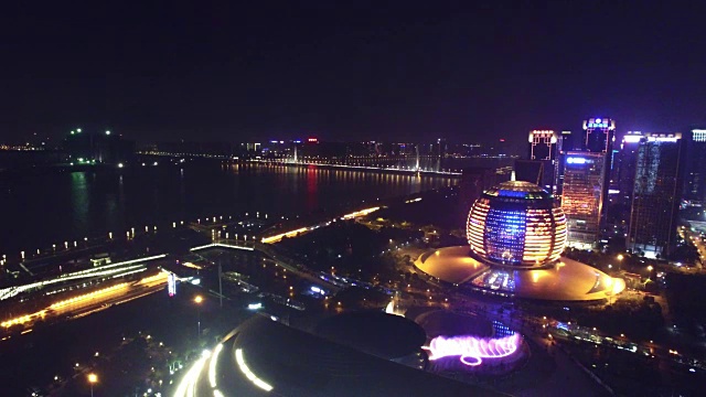 钱塘江畔的现代商业大厦，夜间4k