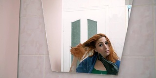 红发女人在浴室里擦头发