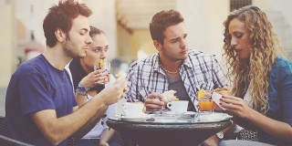 一群朋友在吃意大利早餐