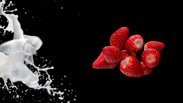 草莓碰撞，牛奶溅在空气中