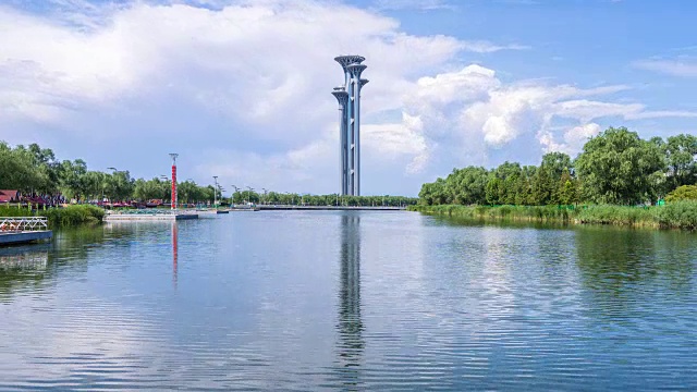 北京奥林匹克公园的现代瞭望塔及其映像。间隔拍摄4 k