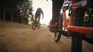 POV摩托车手的腿骑在他的朋友在森林小径视频素材模板下载