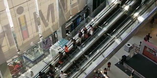 4K:购物中心的人要搬电梯了
