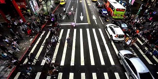 中国，台北，2015年12月1日:人们穿过繁忙的台北市中心