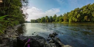 T/L 8K拍摄了河边的美丽景色