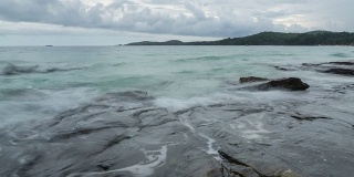 海浪冲击岩石