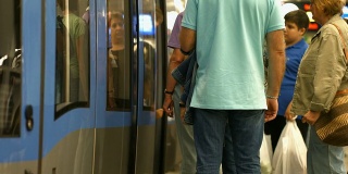 乘客乘地铁(4K/超高清到高清)