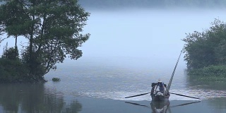 小渔船在雾天宁静的湖面上