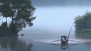 小渔船在雾天宁静的湖面上视频素材模板下载