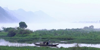 小渔船在雾天宁静的湖面上