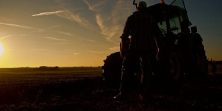 日落时分，农夫开着拖拉机