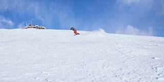 SLO MO滑雪板在镜头前喷雪