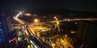 杭州夜间十字路口的交通情况。间隔拍摄