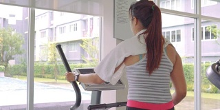 年轻女子在健身房锻炼