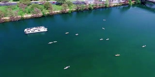 鸟瞰图奥斯汀德克萨斯州科罗拉多河有趣的温泉活动与皮划艇和派对船在SXSW春假2016