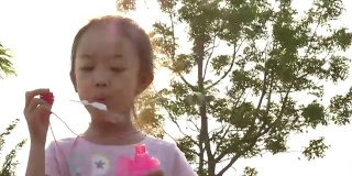 亚洲小女孩吹肥皂泡