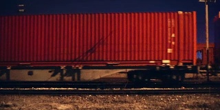 夜间的货运列车。