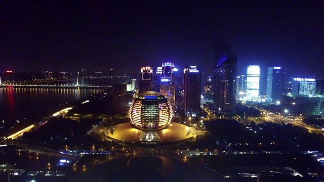 钱塘江畔的现代商业大厦，夜间4k