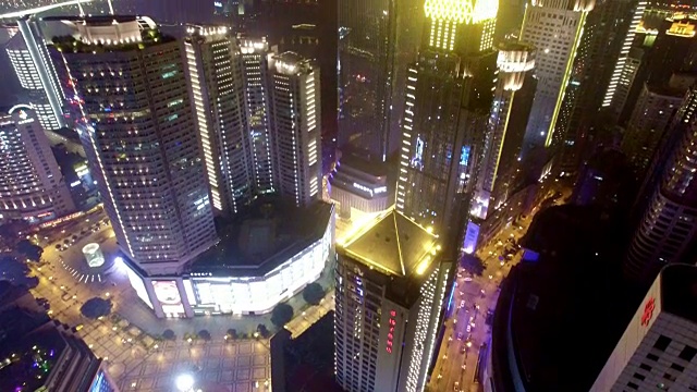 重庆夜间的现代建筑和城市景观。4 k