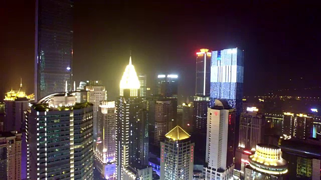 重庆夜间的现代建筑和城市景观。4 k
