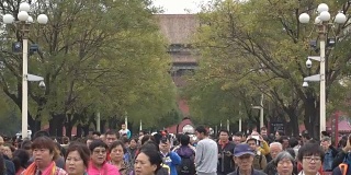 游客在广场上行走