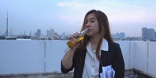 孤独的年轻亚洲女商人，抑郁，酗酒