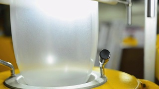 摇制:吹制过程中吹制膜的形状视频素材模板下载