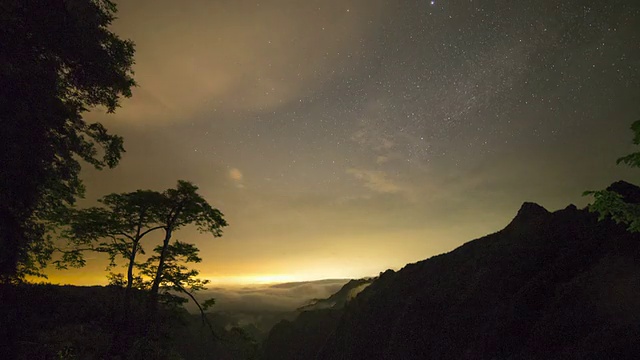 桂林山夜间的星迹延时摄影