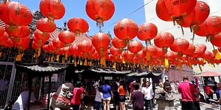 中国灯笼挂在寺庙外面装饰新年