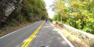骑摩托车沿着蜿蜒的哈德逊河道路