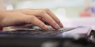 女人用手敲键盘电脑