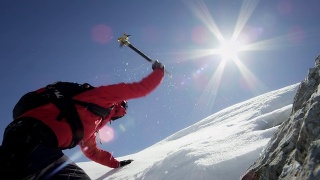 登山者爬上一座白雪覆盖的山视频素材模板下载