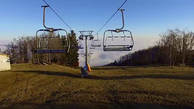 一个寒冷的秋天早晨，空中滑雪胜地