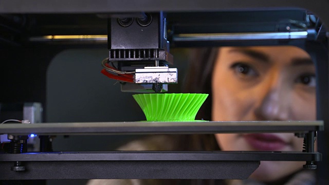 4K:年轻女子在看3D打印机