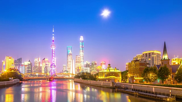 晚上上海金融中心的城市景观和天际线。间隔拍摄4 k