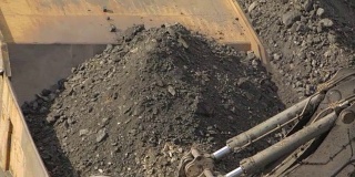 挖土机将土装入矿用卡车